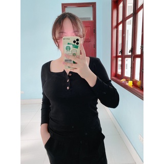 Áo thun cổ vuông nút gỗ