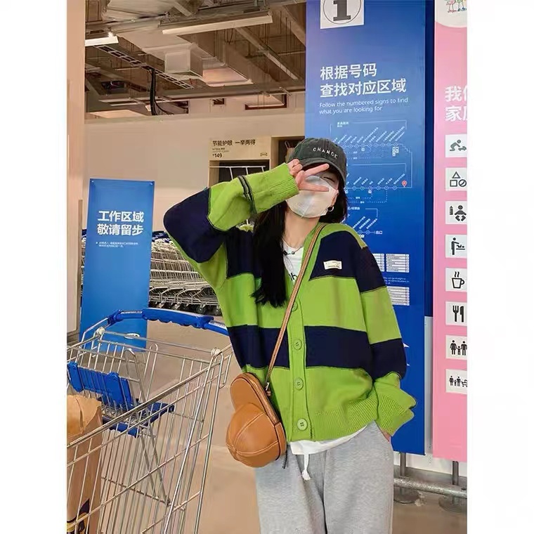 Áo Khoác Cardigan Dệt Kim Cổ Chữ V Họa Tiết Kẻ Sọc Bản Rộng Màu Xanh Lá Thời Trang Hàn Quốc 2022 Cho Nữ