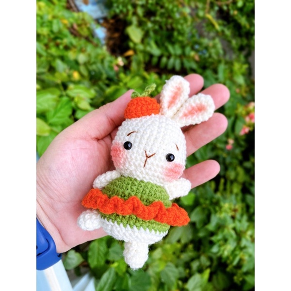 - Thỏ con váy xanh