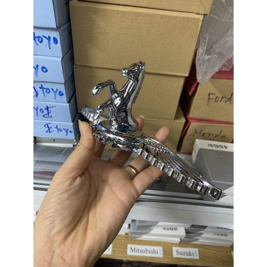 Logo dán capo mui xe cánh chim hình con ngựa Ferrari