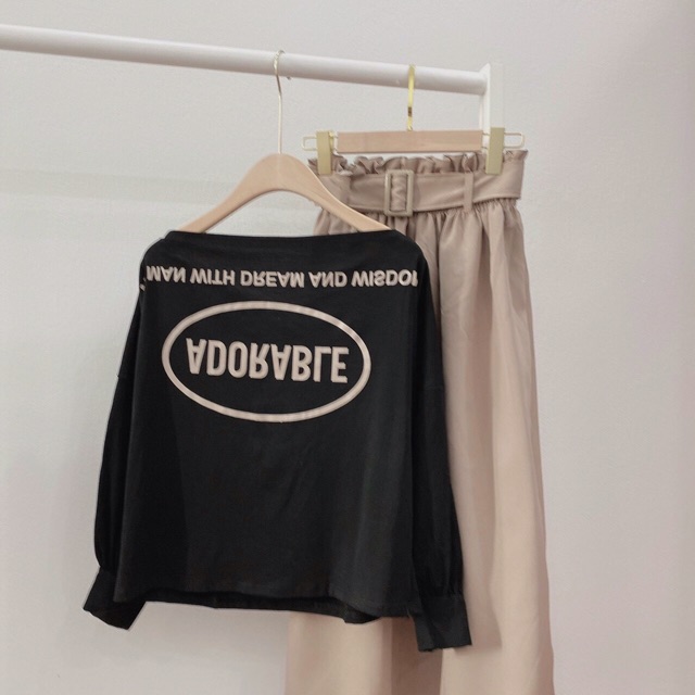 Set áo thun đen chữ bẹt vai + chân váy midi nude bèo kèm belt