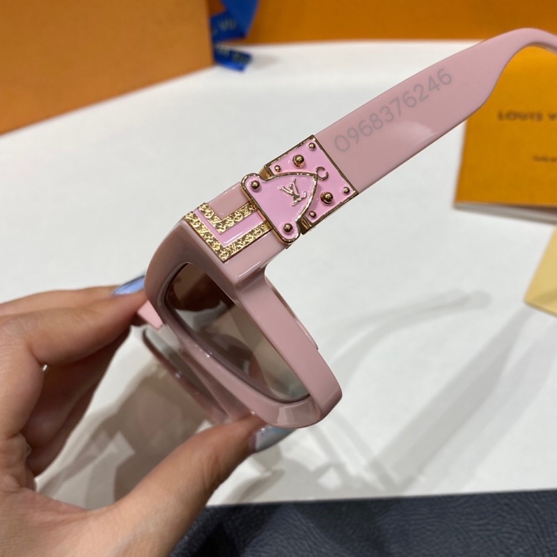 Kính LV hồng dáng vuông, thiết kế phong cách hiện đại,trẻ trung,sang trọng. Mắt chống UV400