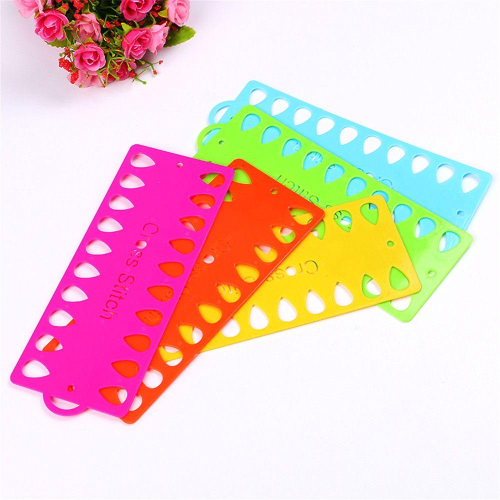 Giá Đỡ Cuộn Chỉ Bằng Nhựa Tiện Dụng