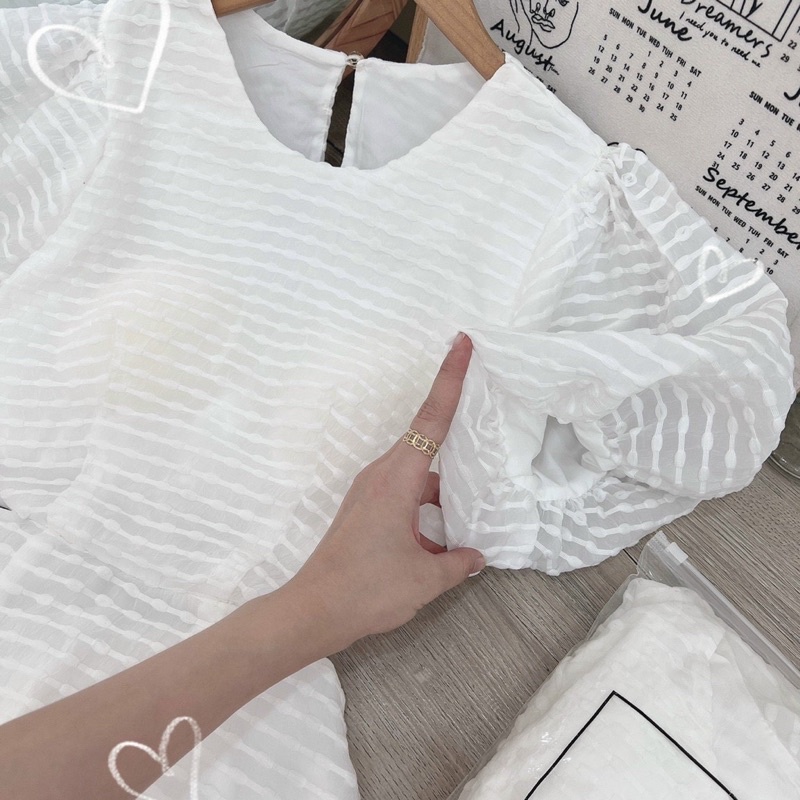 Đầm Ren Bi Tay Bồng Khoét Sau Cực Quyến Rũ