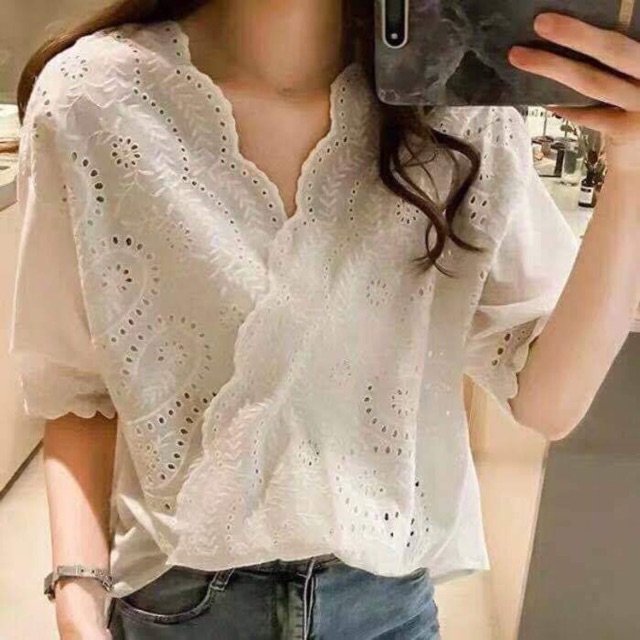 Áo kiểu cổ đắp chéo thêu ren