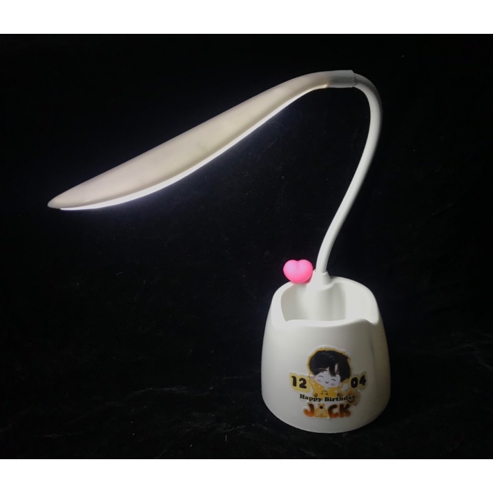Đèn bàn Led jack DBL17 cute kèm ống cắm bút  ( có thể đỡ điện thoại ) hoạt hình dễ thương idol thần tượng J97