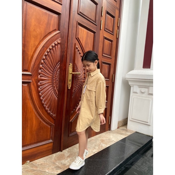 Áo Sơ Mi Bé Gái Dáng Dài Nhung Tăm Overshirt Nâu Be ZR