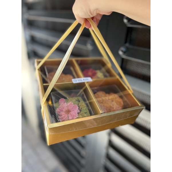 set 10 vỏ hộp nắp mica đựng 4 bánh 150g khay vàng