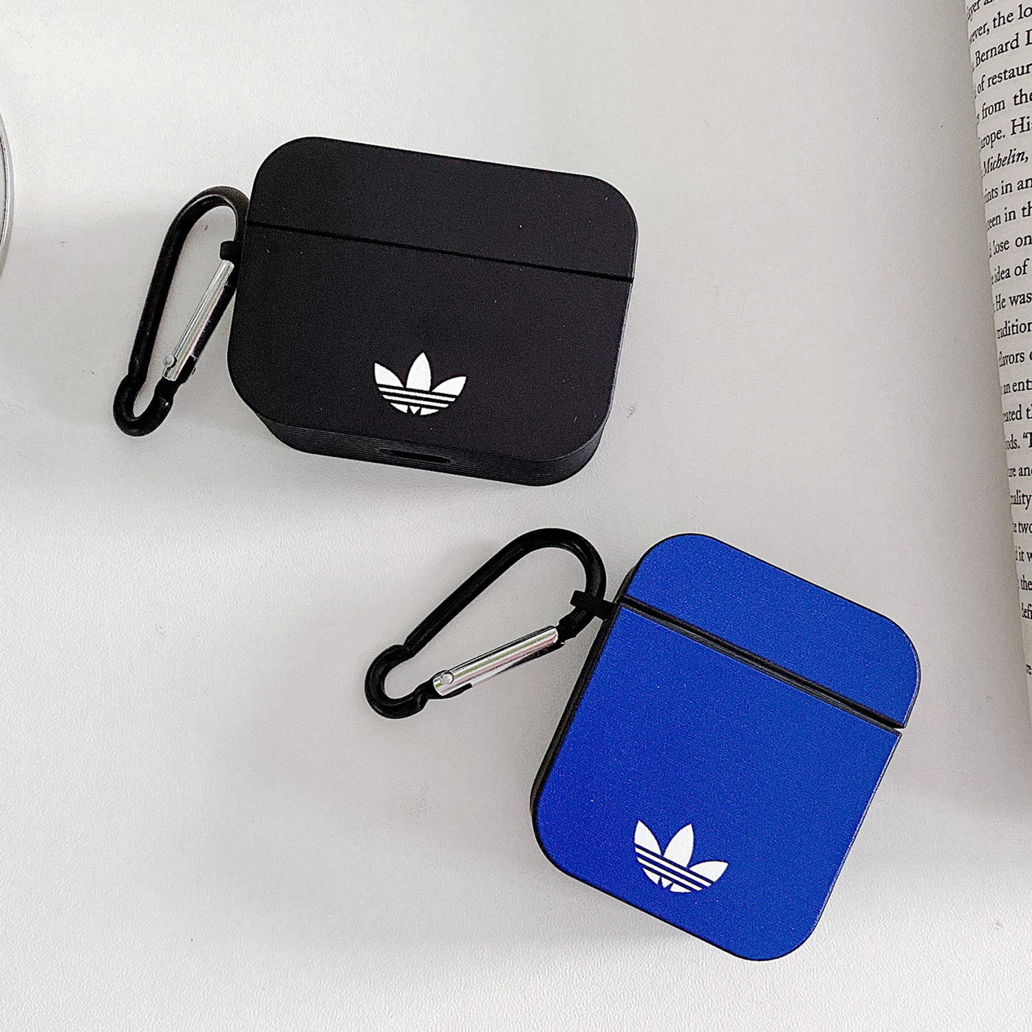 Vỏ Bảo Vệ Hộp Sạc Tai Nghe Airpods 1 / 2 / Pro Họa Tiết Adidas Kèm Móc Treo Tiện Dụng