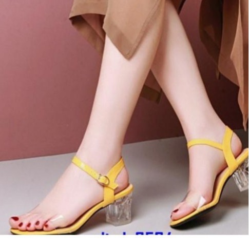 Giaỳ sandal  quai trong gót vuông 5 phân màu trắng size nhỏ 31 32 33 34