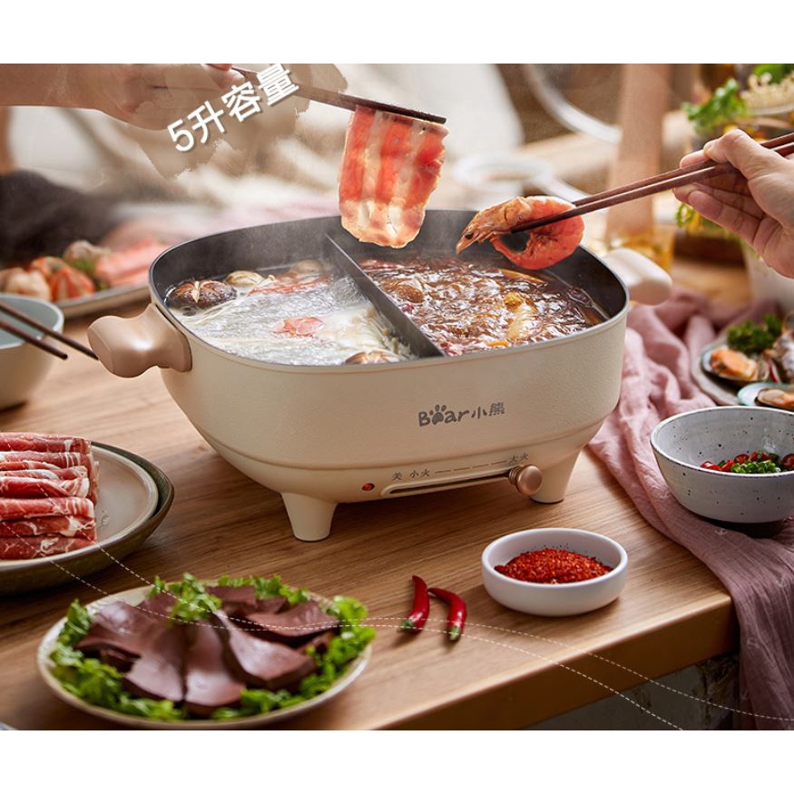 Nồi lẩu Bear 2 ngăn dung tích 5L, chống dính có thể chiên xào, sử dụng thoải mái cho gia đình