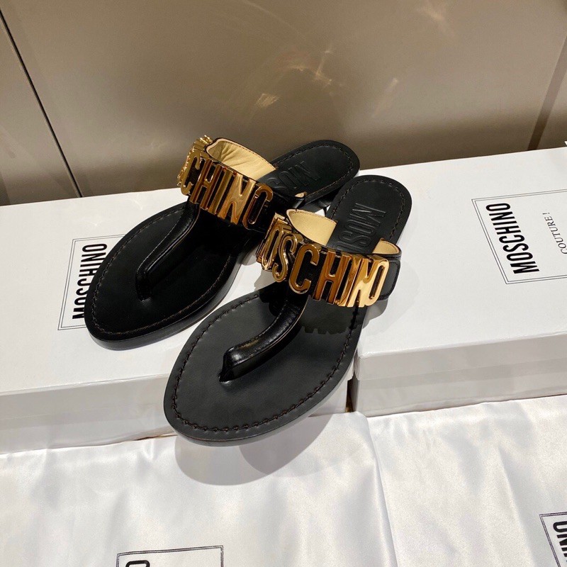 Dép xỏ ngón đế cao quai đính logo chữ đế 3.5cm moschino
