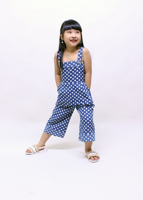 Jumpsuit denim bé gái chấm bi Jadiny