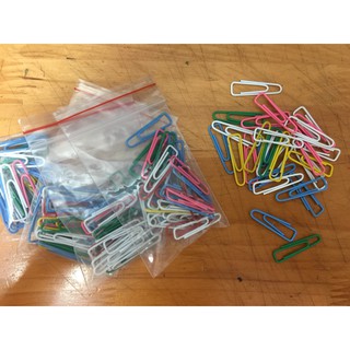 Ghim cài màu tam giác