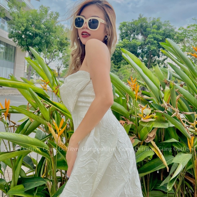 ĐẦM XOÈ NƠ NGỰC