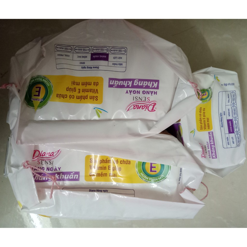 Mua 1 tặng 1 - Băng vệ sinh Diana Sensi hàng ngày kháng khuẩn (20 miếng+2) tặng thêm 1 gói 8 miếng cùng loại