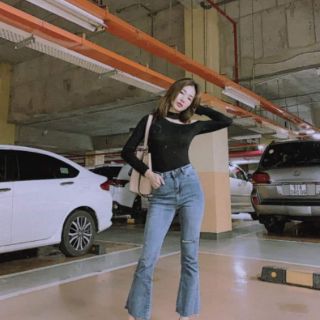 Quần jean ống loe cắt gối