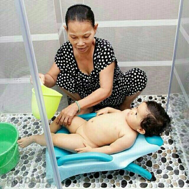 Ghế tắm gội cho bé nhựa Việt Nhật có tay vịn
