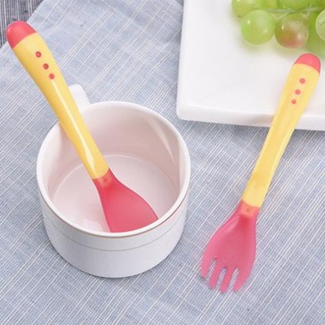 Thìa nĩa ăn dặm báo nóng an toàn cho bé