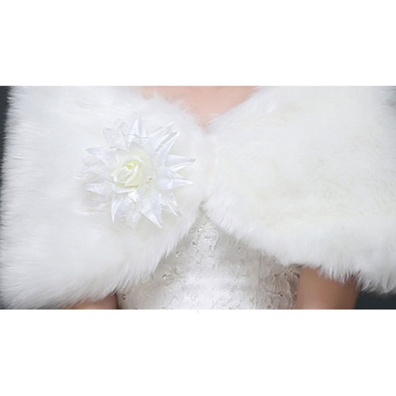 Khăn choàng vai bằng lông cho tiệc cưới