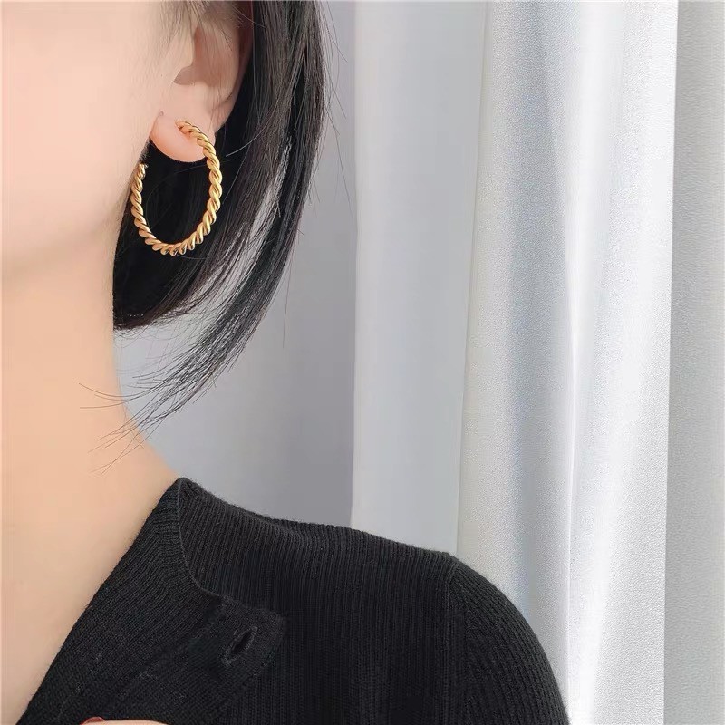 Bông tai thép titan hình tròn cỡ lớn dạng xoắn mạ vàng 18k phong cách retro Hồng Kông cổ điển chống dị ứng cho nữ