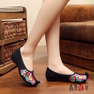 Giày vải thêu