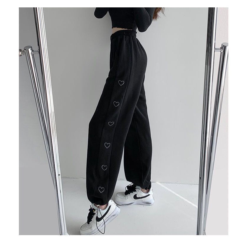 Quần thể thao ống rộng kiểu dáng jogger nhiều tim trẻ trung năng động | BigBuy360 - bigbuy360.vn