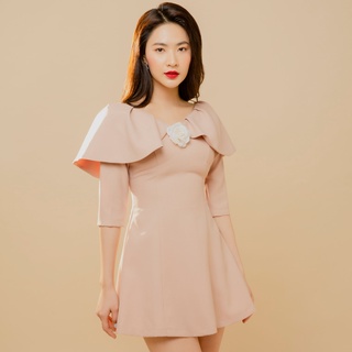 KIOBI – Đầm Hera cổ V sâu, form mini cúp ngực, rã eo, dáng xòe, tay lửng,xếp bèo choàng vai,vải cotton bố be - KID19115B