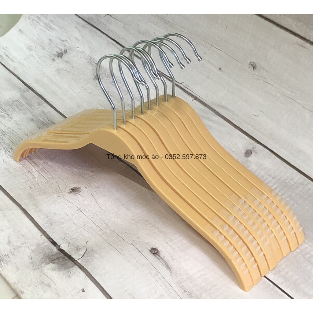 Móc nhựa bọc đệm vai chống trơn tuột siêu dễ thương và bền đẹp dáng gỗ tre, màu vàng, kích thước 39.5cm