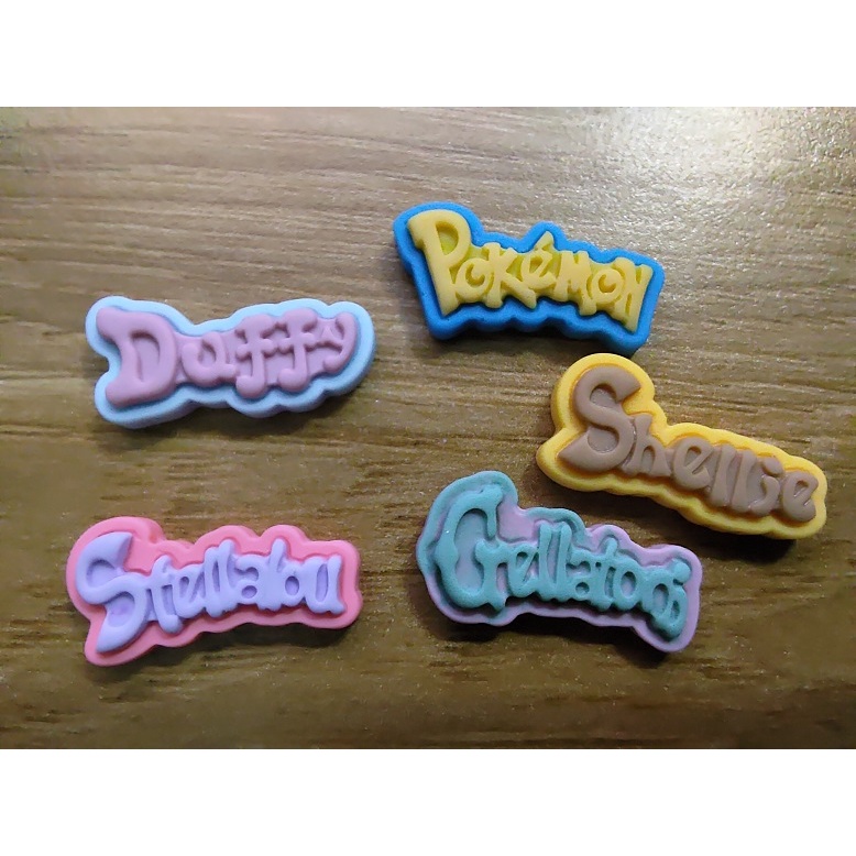Sticker jibbitz gắn dép sục Crocs chữ Pokemon, Shellie, Stellaloveyou, Duffy