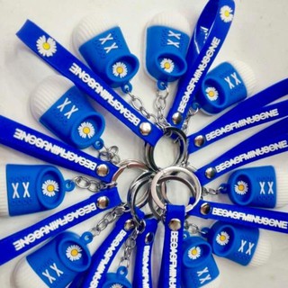 Móc khoá giày hoa cúc có dây dễ thương
