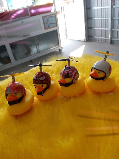 Vịt đội nón gắn xe có đèn, chong chóng,còi