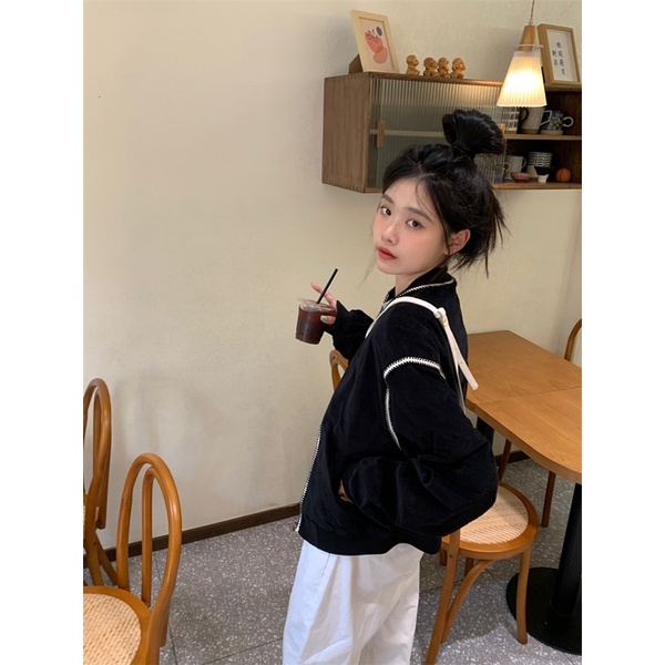 Áo khoác bomber nhung đen dáng ngắn phối hoạ tiết trắng cá tính Yannie