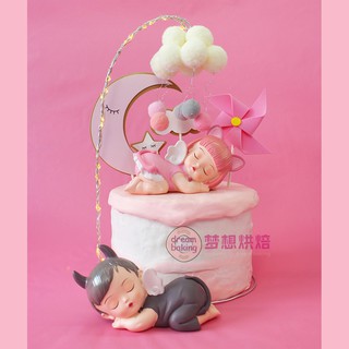 Em bé thiên thần xám hồng