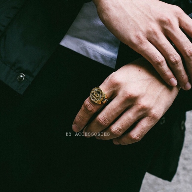 Nhẫn titan unisex Horus Eye mắt tam giác không gỉ UE191004