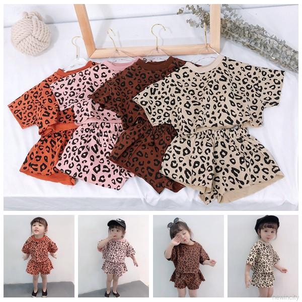 Bộ áo thun tay ngắn và quần họa tiết da báo cho bé gái