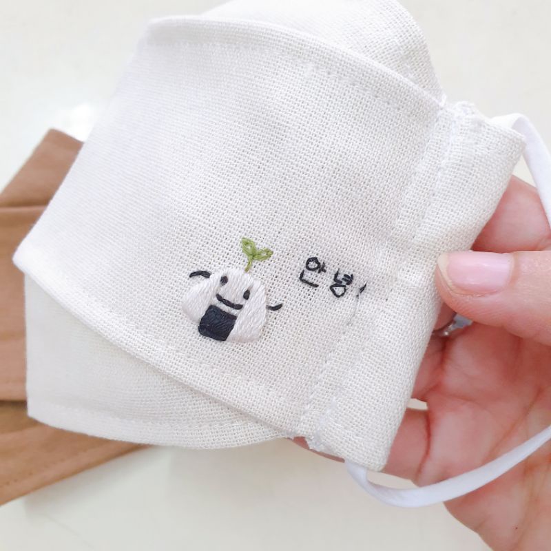 Tiệm Tháng Tư - Khẩu Trang 3D Linen Thêu Cơm Nắm An Nyong 🍙