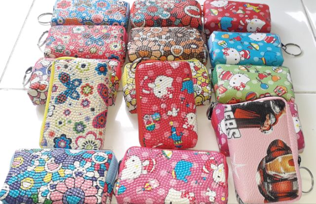 Một cái ví_bóp da Pu mini đa năng có dây kéo kích thước 10x6x3 cm rất đẹp