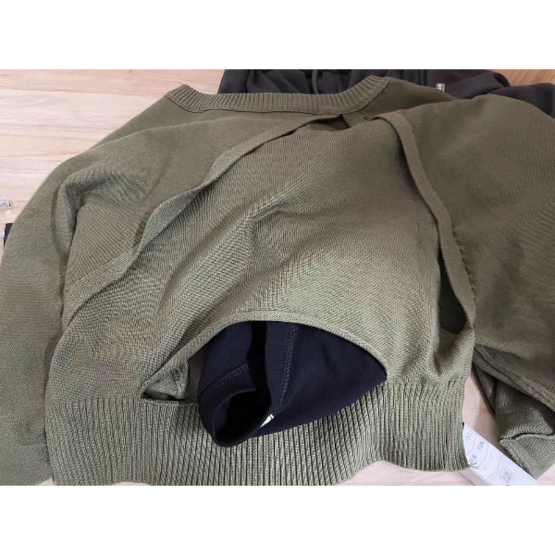 Áo len croptop khoét ngực của Seok Kyung trong phim Penthouse