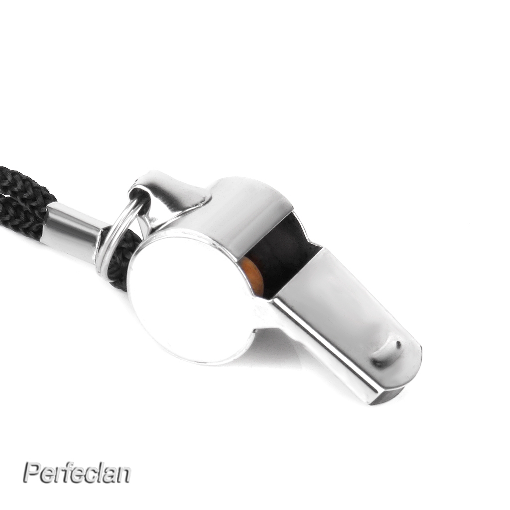 Còi thổi báo động cho trọng tài cảnh sát