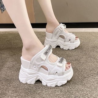 Dép đế xuồng thời trang mùa hè dễ phối đồ phong cách mới cho nữ