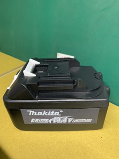 Pin makita 14,4 đóng với xạc adapter