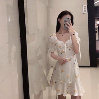 Cô gái ngắn tay áo đầm