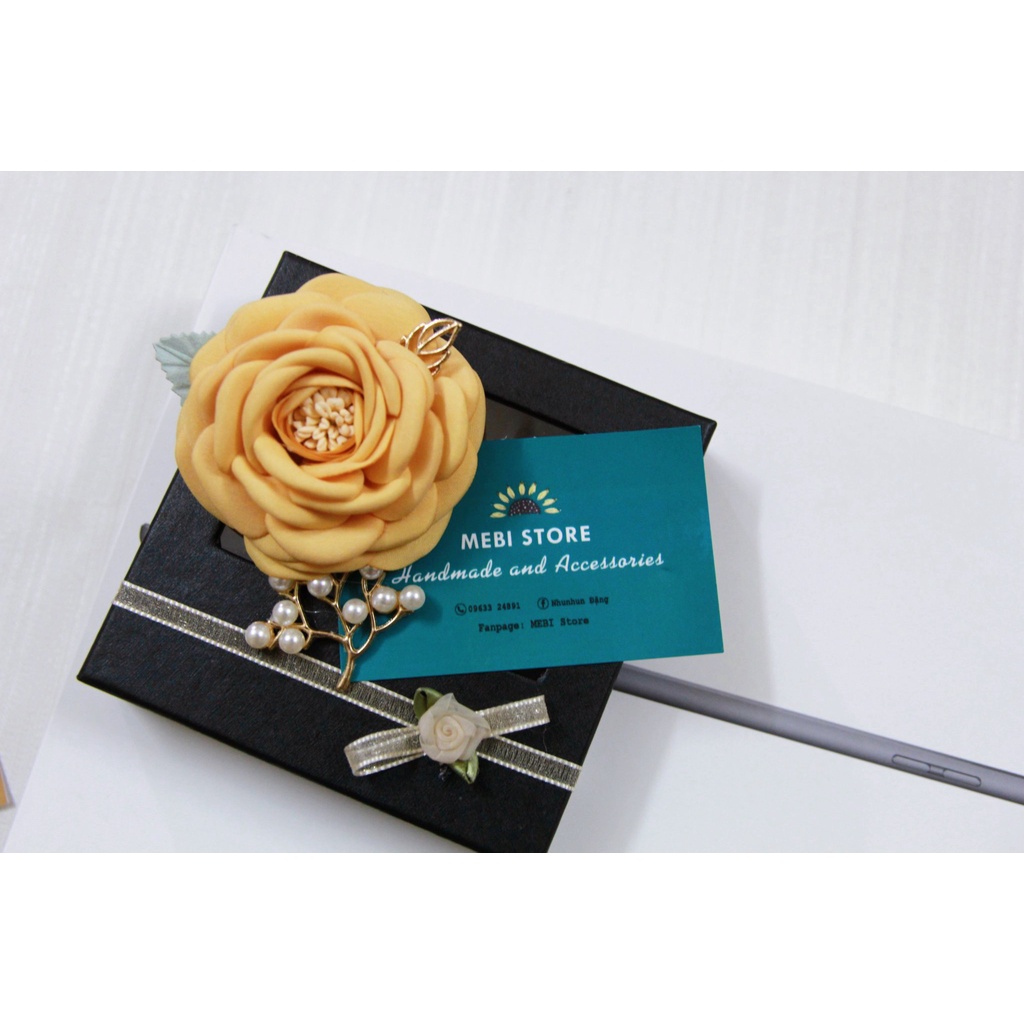 Hoa cài áo handmade mẫu hoa cánh tròn màu vàng cam mix cành kim loại trai chùm