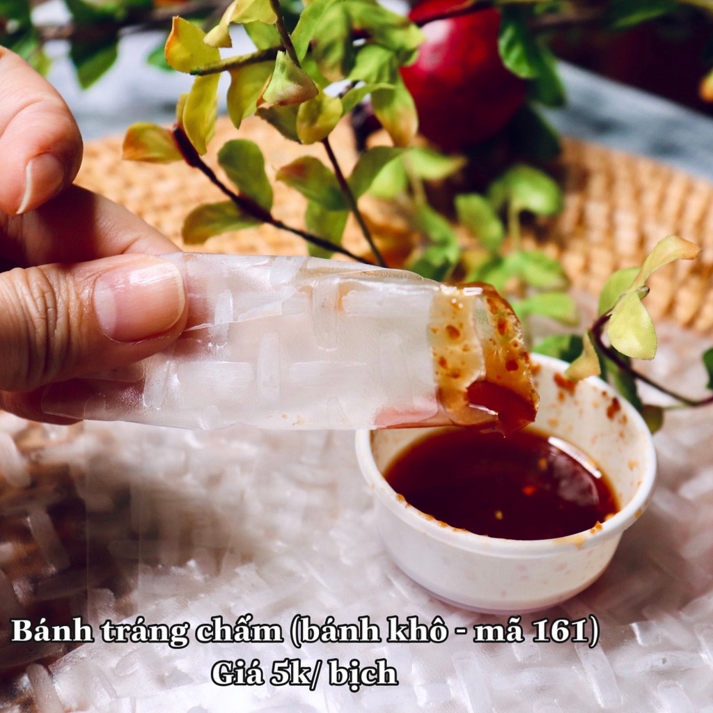 Bánh tráng chấm sốt chua cay
