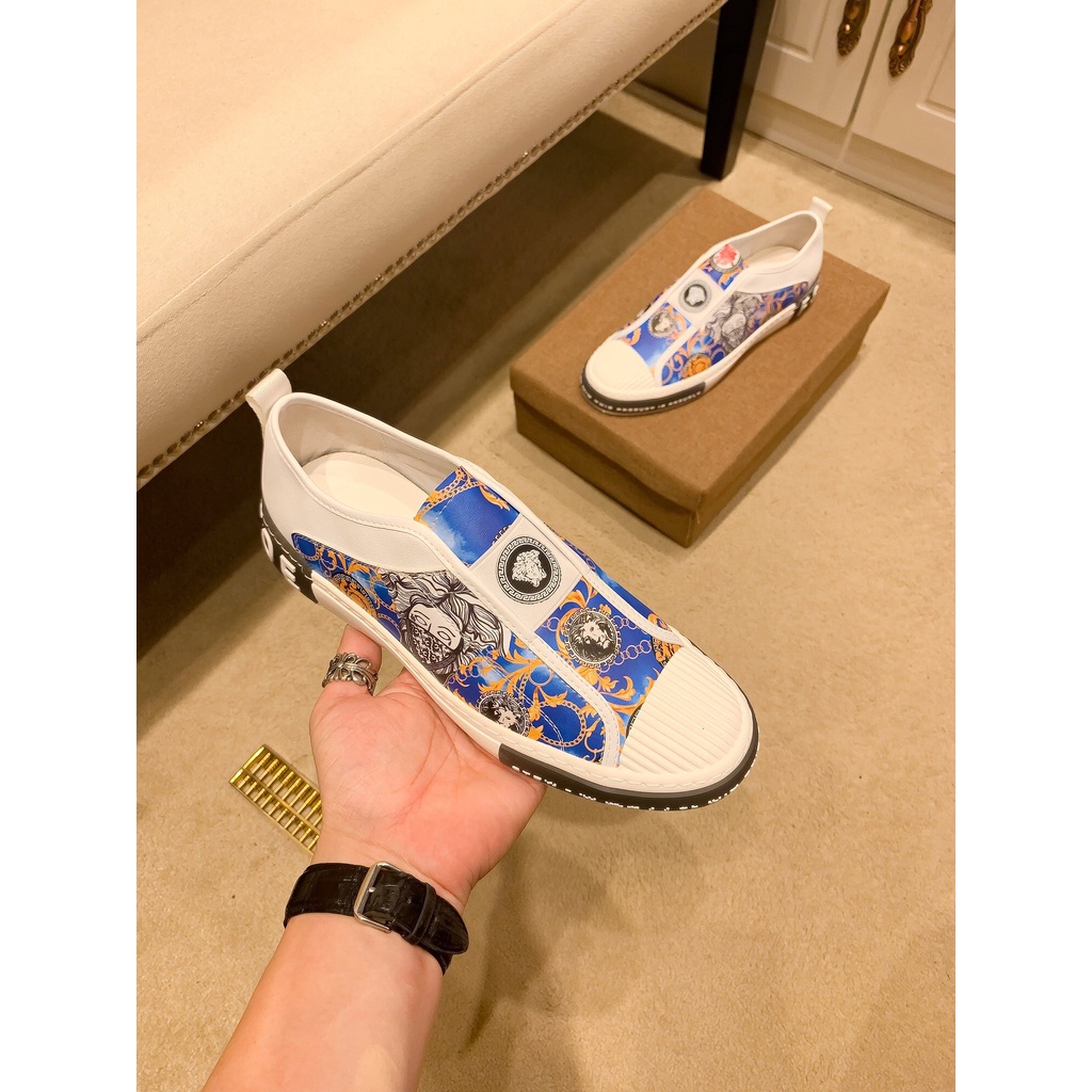 Giày sneakers nam da thật cao cấp Versace thiết kế trẻ trung với họa tiết độc đáo tạo nên thương hiệu riêng