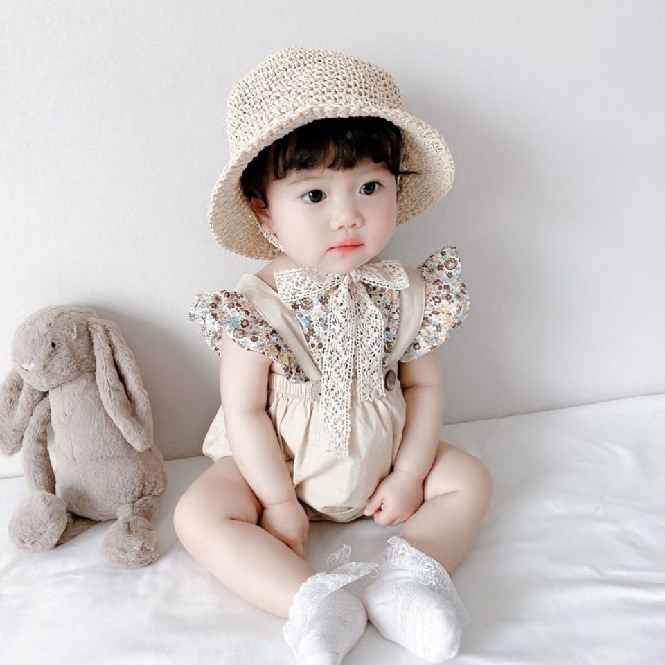 Áo liền quần sát nách họa tiết hoa thích hợp cho bé gái