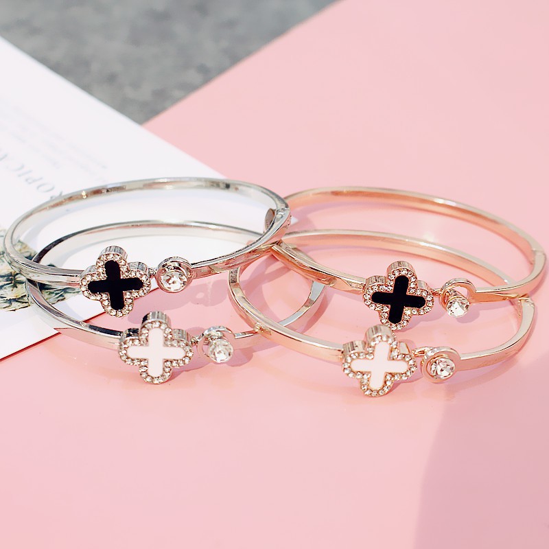 Vòng tay nữ hình hoa 4 lá cực đẹp VT4L