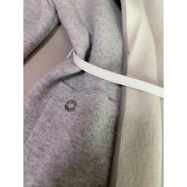 Áo dáng vừa thắt lưng ngược mặc được hai kiểu siêu tiện lợi. | BigBuy360 - bigbuy360.vn