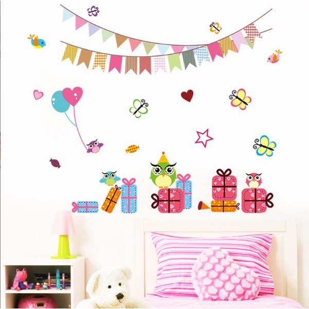 Decal trang trí tường - Chú cú cầm bóng bay và đứng trên hộp quà